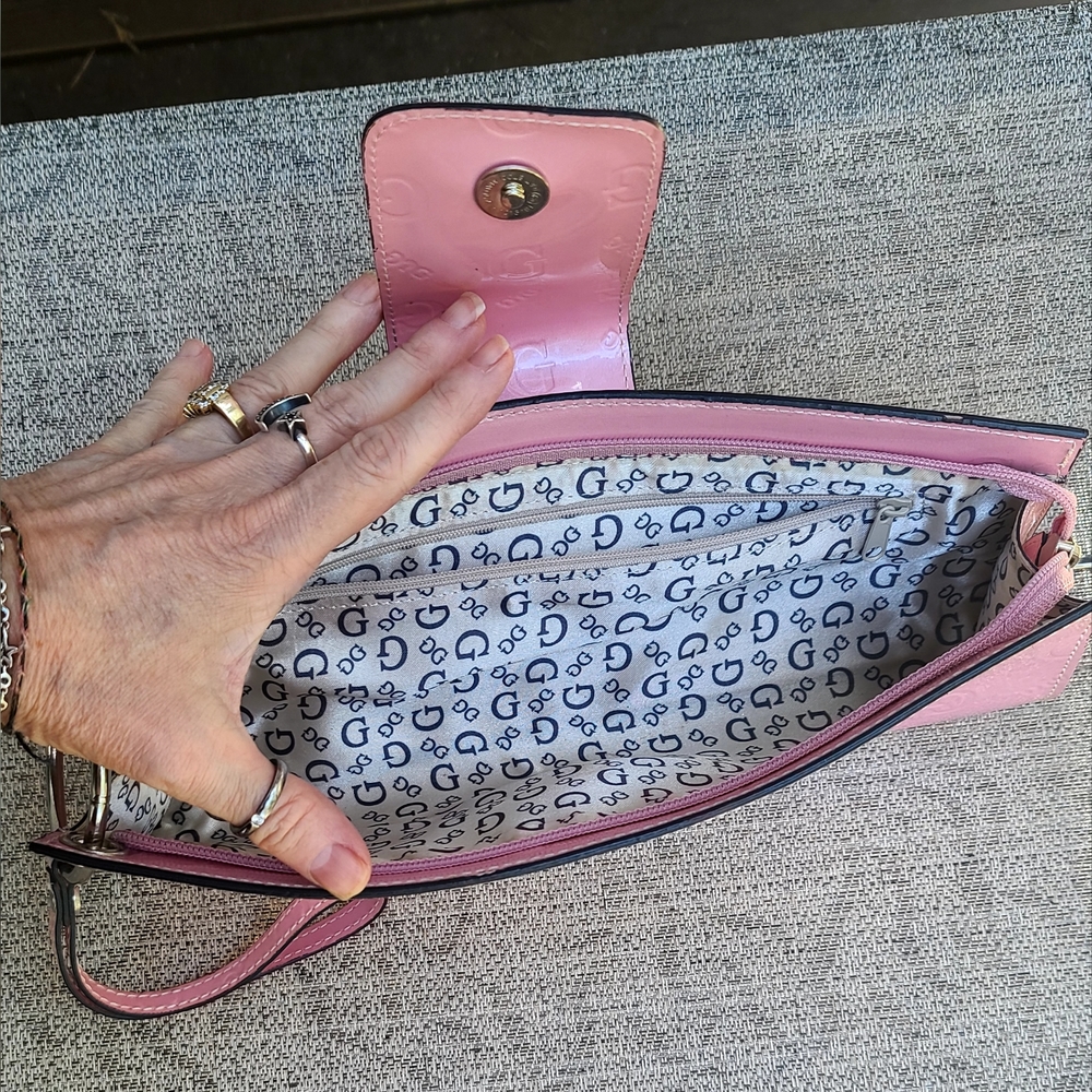 Guess pink patent leather embossed GG logo heart charm wristlet - Picture 4 of 13